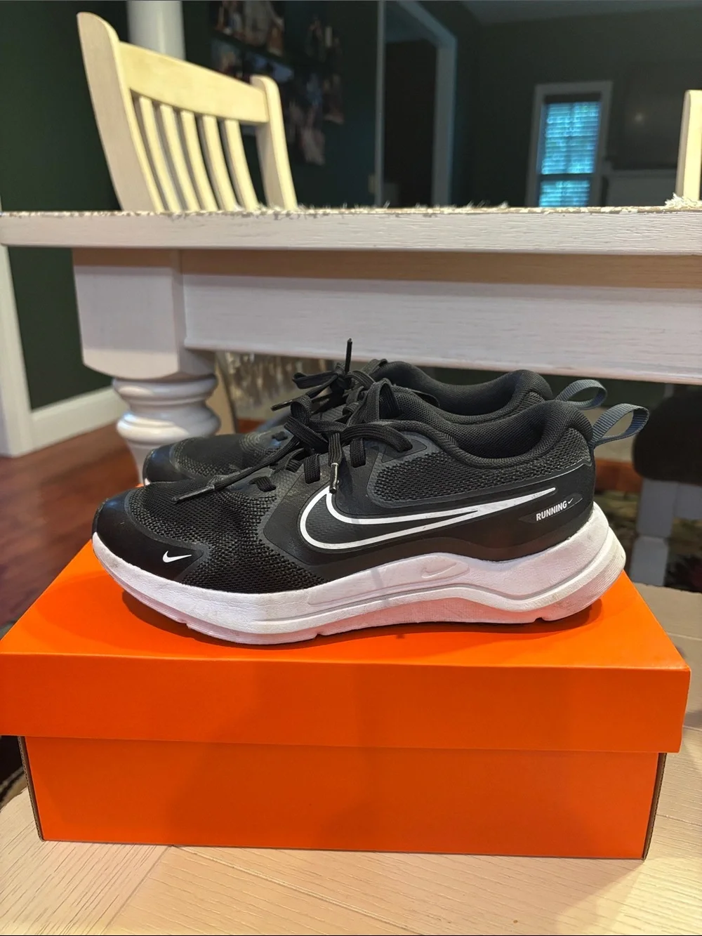 EUC Nike Cosmic Runner Sneakers (GS) Size 4.5 Y - Picture 2 of 11